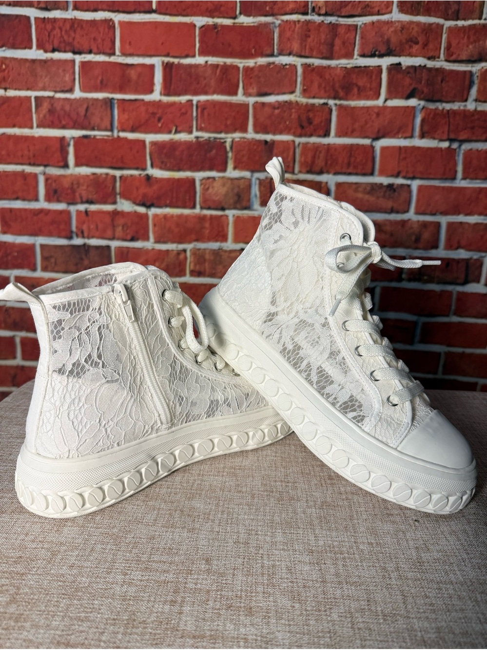 BCBGeneration Renda White Lace High-Top Sneakers โ Womenโs 8.5